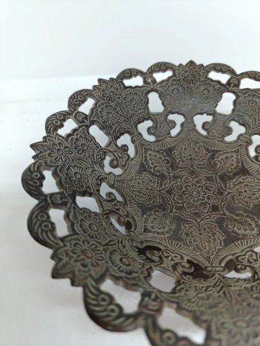 belle coupe à decor floral style indien ou nord africain en bronze en bon etat
