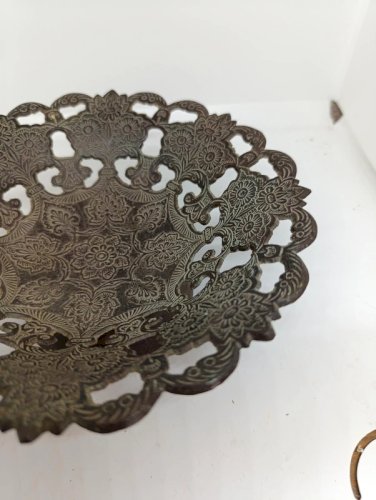 belle coupe à decor floral style indien ou nord africain en bronze en bon etat