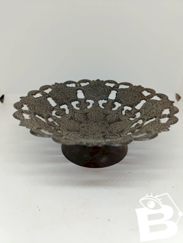 belle coupe à decor floral style indien ou nord africain en bronze en bon etat