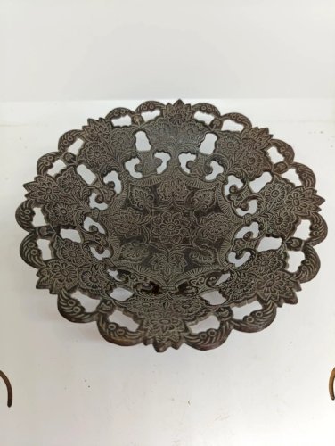 belle coupe à decor floral style indien ou nord africain en bronze en bon etat