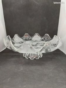 Beautiful Art Deco crystal fruit bowl with transparent and frosted parts, in good condition.