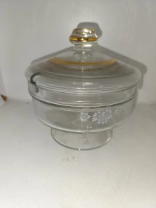 belle coupe avec couvercle en cristal à decir floral en bon etat