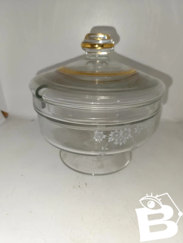 belle coupe avec couvercle en cristal à decir floral en bon etat