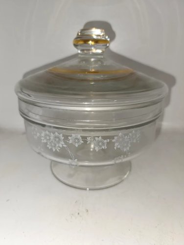 belle coupe avec couvercle en cristal à decir floral en bon etat