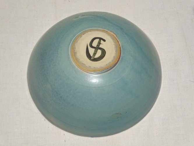 -BELLE COUPE CERAMIQUE VINTAGE SIGNEE d'un GRAND S à décor de VOLUTES BLEUES   D