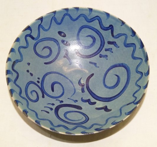 -BELLE COUPE CERAMIQUE VINTAGE SIGNEE d'un GRAND S à décor de VOLUTES BLEUES   D