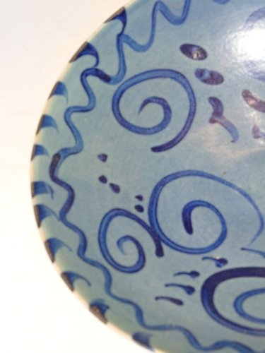 -BELLE COUPE CERAMIQUE VINTAGE SIGNEE d'un GRAND S à décor de VOLUTES BLEUES   D