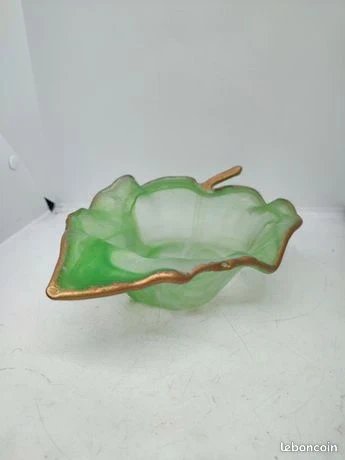 belle coupe en patte de verre à decor de feuille en bon etat
