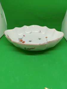 belle coupe /saladier en porcelaine de limoges decor main chantilly en bon etat