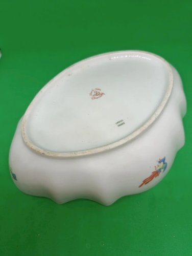 belle coupe /saladier en porcelaine de limoges decor main chantilly en bon etat