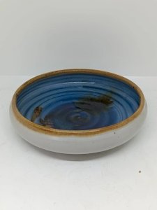 Beautiful cup signed at the base, blue tinted, in good condition.