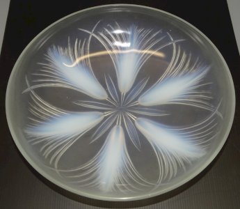 BEAUTIFUL VERLYS CUT PAPYRUS GLASS SLIGHTLY OPalescent MILKY COLLECTION D