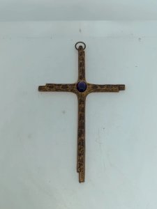 Belle croix ancienne en métal doré avec une pierre en bon état