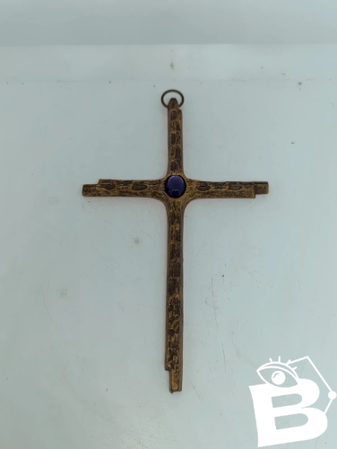 Belle croix ancienne en métal doré avec une pierre en bon état