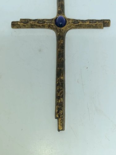 Belle croix ancienne en métal doré avec une pierre en bon état