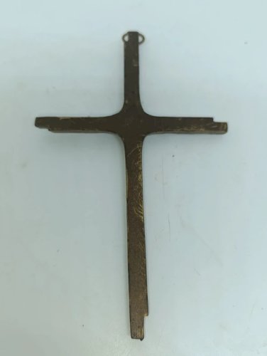 Belle croix ancienne en métal doré avec une pierre en bon état