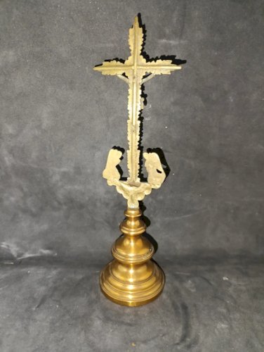 belle croix/ autel catholique en laiton et bronze? en bon etat