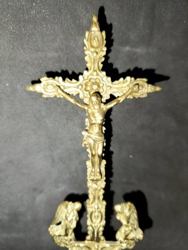 belle croix/ autel catholique en laiton et bronze? en bon etat