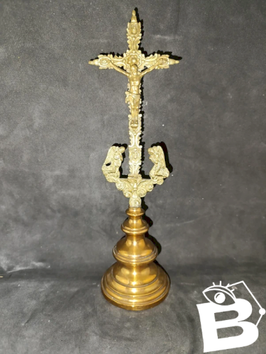 belle croix/ autel catholique en laiton et bronze? en bon etat