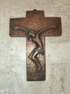 belle croix avec jesus ancienne en cuivre en bon etat