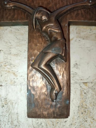 belle croix avec jesus ancienne en cuivre en bon etat