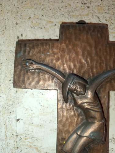 belle croix avec jesus ancienne en cuivre en bon etat