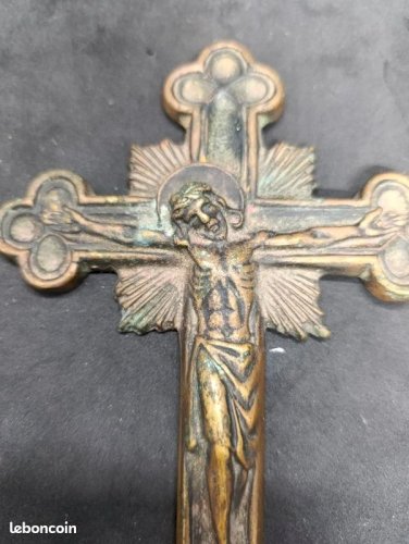 Belle croix en bronze signé Max le verrier en bon etat