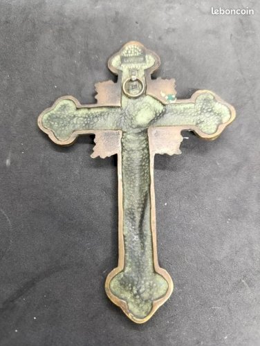 Belle croix en bronze signé Max le verrier en bon etat