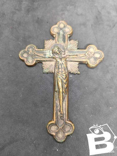 Belle croix en bronze signé Max le verrier en bon etat