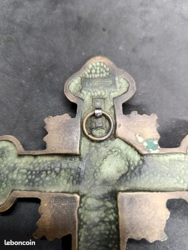 Belle croix en bronze signé Max le verrier en bon etat