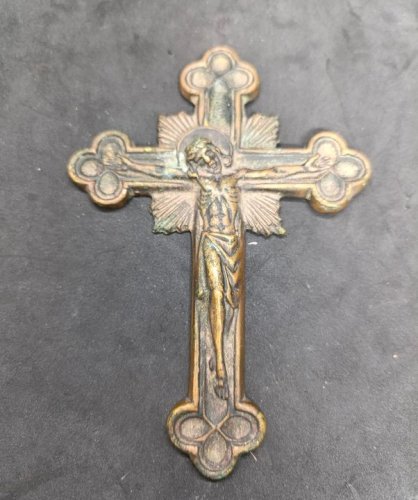 Belle croix en bronze signé Max le verrier en bon etat(made in chiner)