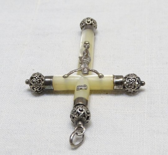 -BELLE CROIX PECTORALE NACRE ARGENT poinçon Sanglier COLLECTION RELIGION JESUS D