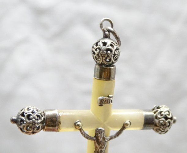 -BELLE CROIX PECTORALE NACRE ARGENT poinçon Sanglier COLLECTION RELIGION JESUS D