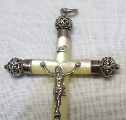 -BELLE CROIX PECTORALE NACRE ARGENT poinçon Sanglier COLLECTION RELIGION JESUS D