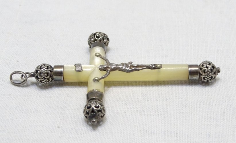 -BELLE CROIX PECTORALE NACRE ARGENT poinçon Sanglier COLLECTION RELIGION JESUS D