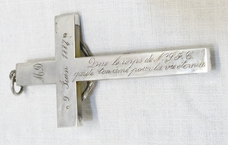 -BELLE CROIX PECTORALE NACRE ARGENT poinçon Sanglier une inscription au dos  D