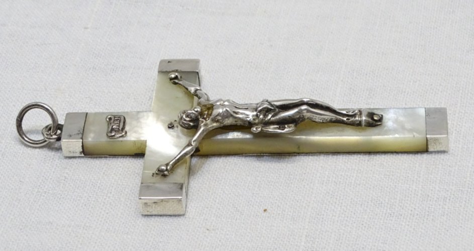 -BELLE CROIX PECTORALE NACRE ARGENT poinçon Sanglier une inscription au dos  D