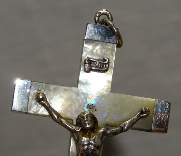 -BELLE CROIX PECTORALE NACRE ARGENT poinçon Sanglier une inscription au dos  D