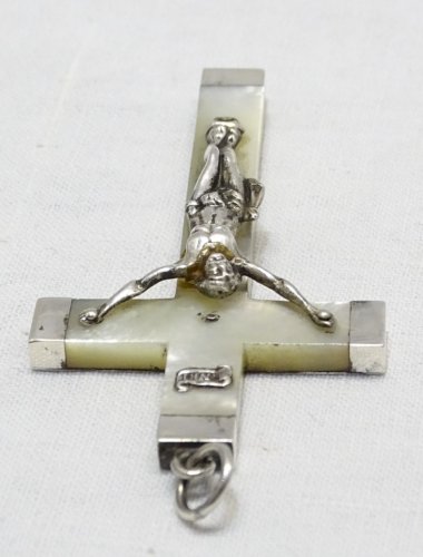 -BELLE CROIX PECTORALE NACRE ARGENT poinçon Sanglier une inscription au dos  D