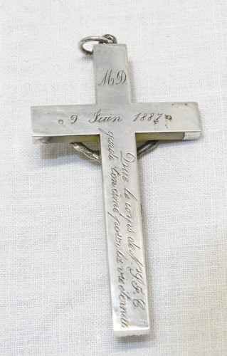 -BELLE CROIX PECTORALE NACRE ARGENT poinçon Sanglier une inscription au dos  D