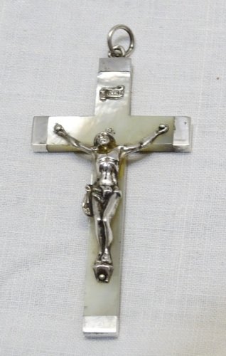 -BELLE CROIX PECTORALE NACRE ARGENT poinçon Sanglier une inscription au dos  D