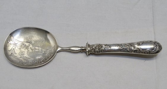 -BELLE CUILLERE A GLACE AVEC MANCHE ROCAILLE ARGENT FOURRE Poinçon Minerve    D