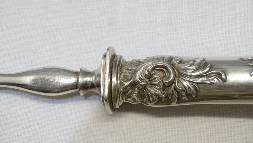 -BELLE CUILLERE A GLACE AVEC MANCHE ROCAILLE ARGENT FOURRE Poinçon Minerve    D
