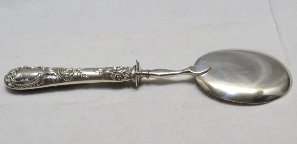 -BELLE CUILLERE A GLACE AVEC MANCHE ROCAILLE ARGENT FOURRE Poinçon Minerve    D