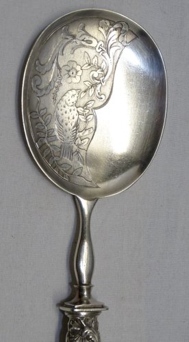-BELLE CUILLERE A GLACE AVEC MANCHE ROCAILLE ARGENT FOURRE Poinçon Minerve    D