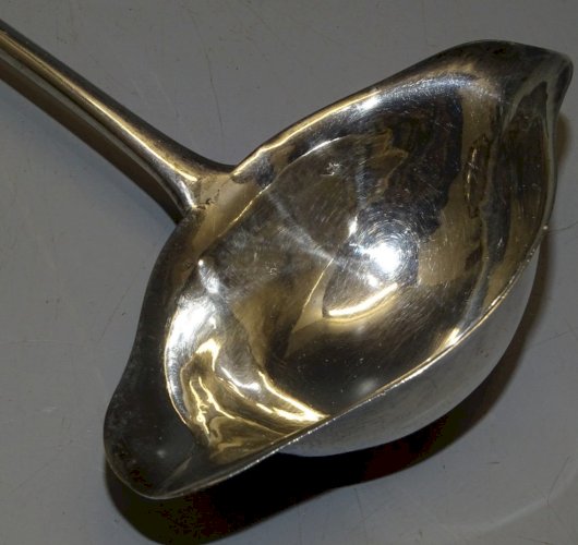 -BELLE CUILLERE A SAUCE ARGENT poinçon MINERVE TITRE 1 + ORFEVRE à DECHIFFRER  D