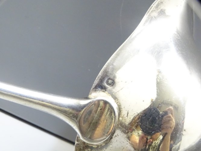 -BELLE CUILLERE A SAUCE ARGENT poinçon MINERVE TITRE 1 + ORFEVRE à DECHIFFRER  D