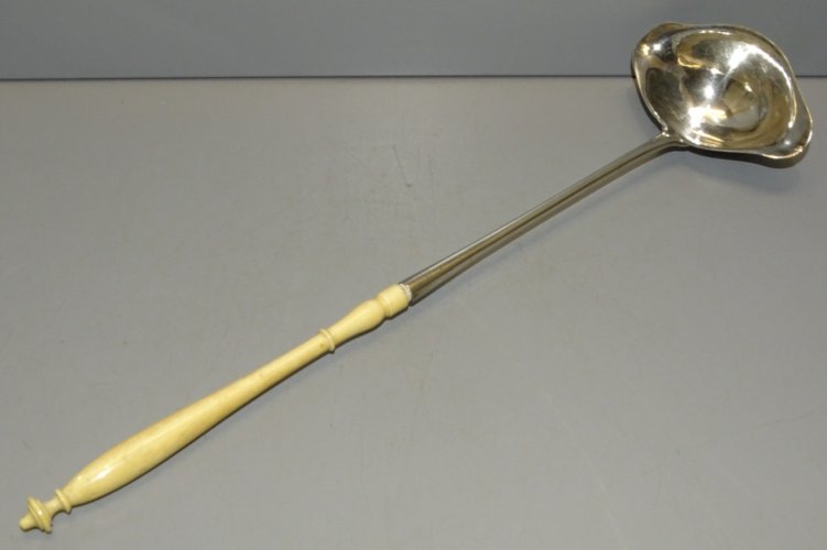 -BELLE CUILLERE A SAUCE ARGENT poinçon MINERVE TITRE 1 + ORFEVRE à DECHIFFRER  D