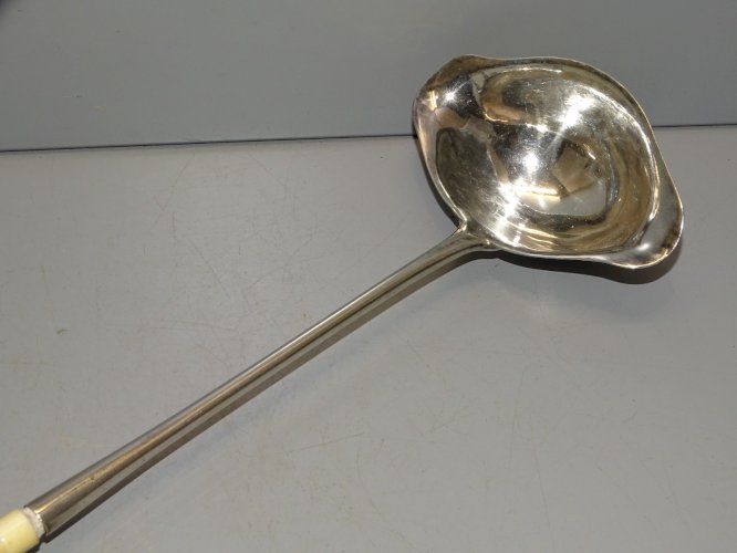 -BELLE CUILLERE A SAUCE ARGENT poinçon MINERVE TITRE 1 + ORFEVRE à DECHIFFRER  D