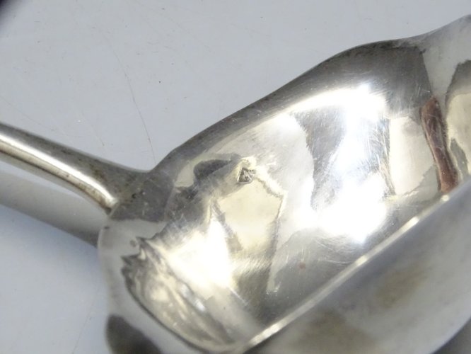 -BELLE CUILLERE A SAUCE ARGENT poinçon MINERVE TITRE 1 + ORFEVRE à DECHIFFRER  D